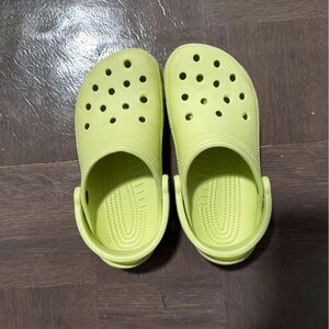 Woman’s Crocs ( Size 6)